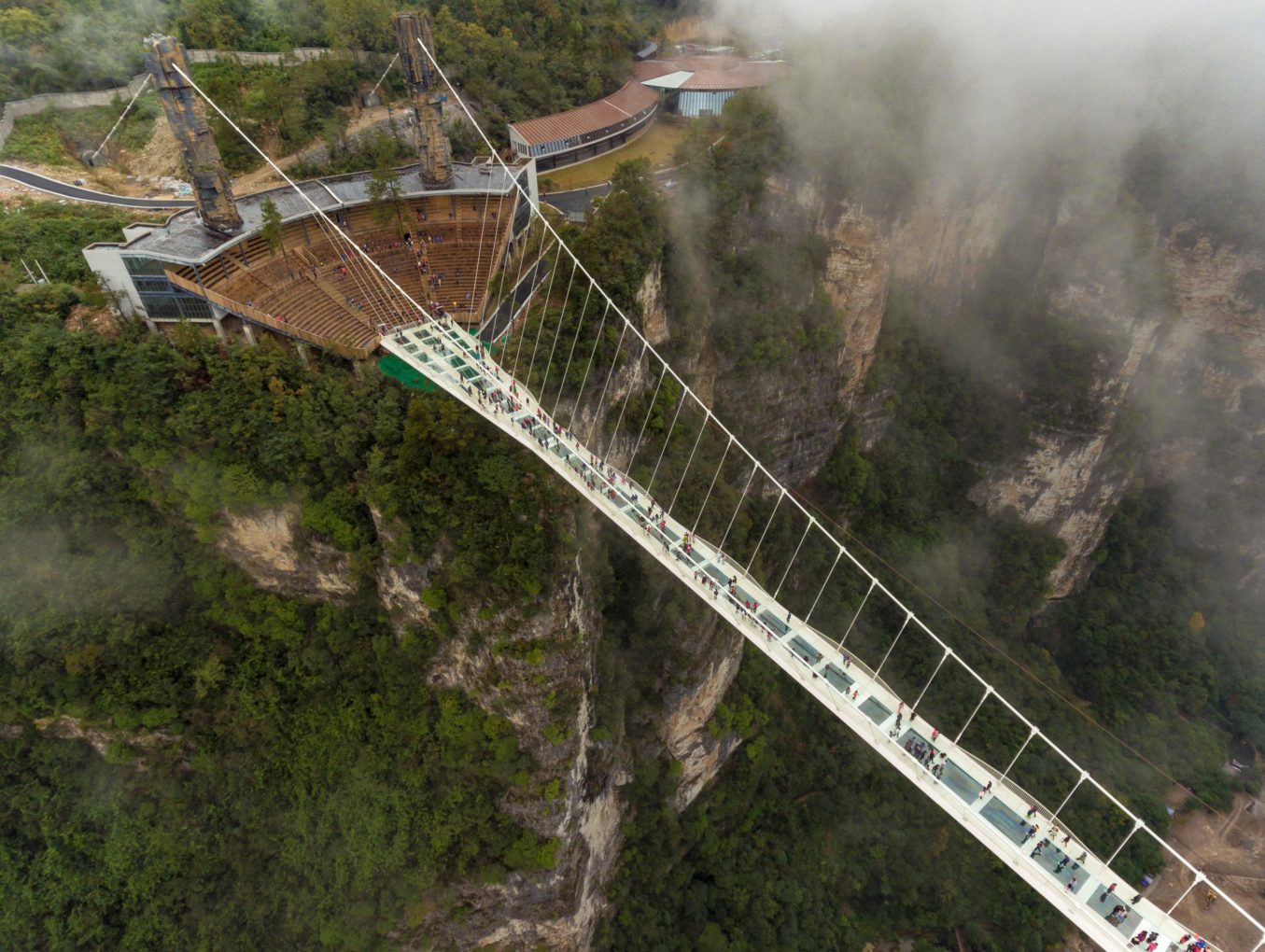 Стеклянные мосты в Китае не так уж безопасны