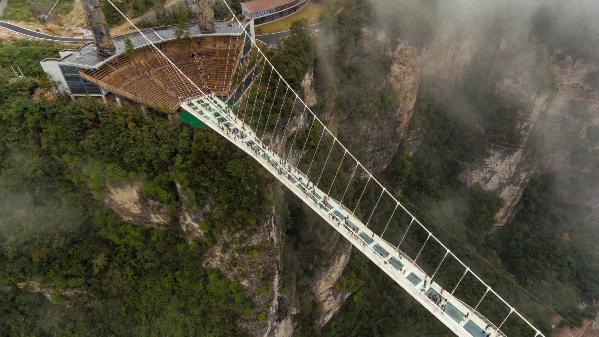 Стеклянные мосты в Китае не так уж безопасны